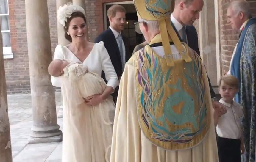 FOTO&VIDEO / Primele imagini de la botezul Prințului Louis. Kate Middleton a strălucit în ținuta aleasă