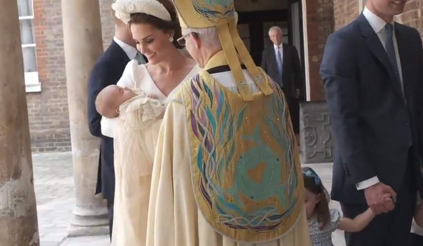 FOTO&VIDEO / Primele imagini de la botezul Prințului Louis. Kate Middleton a strălucit în ținuta aleasă