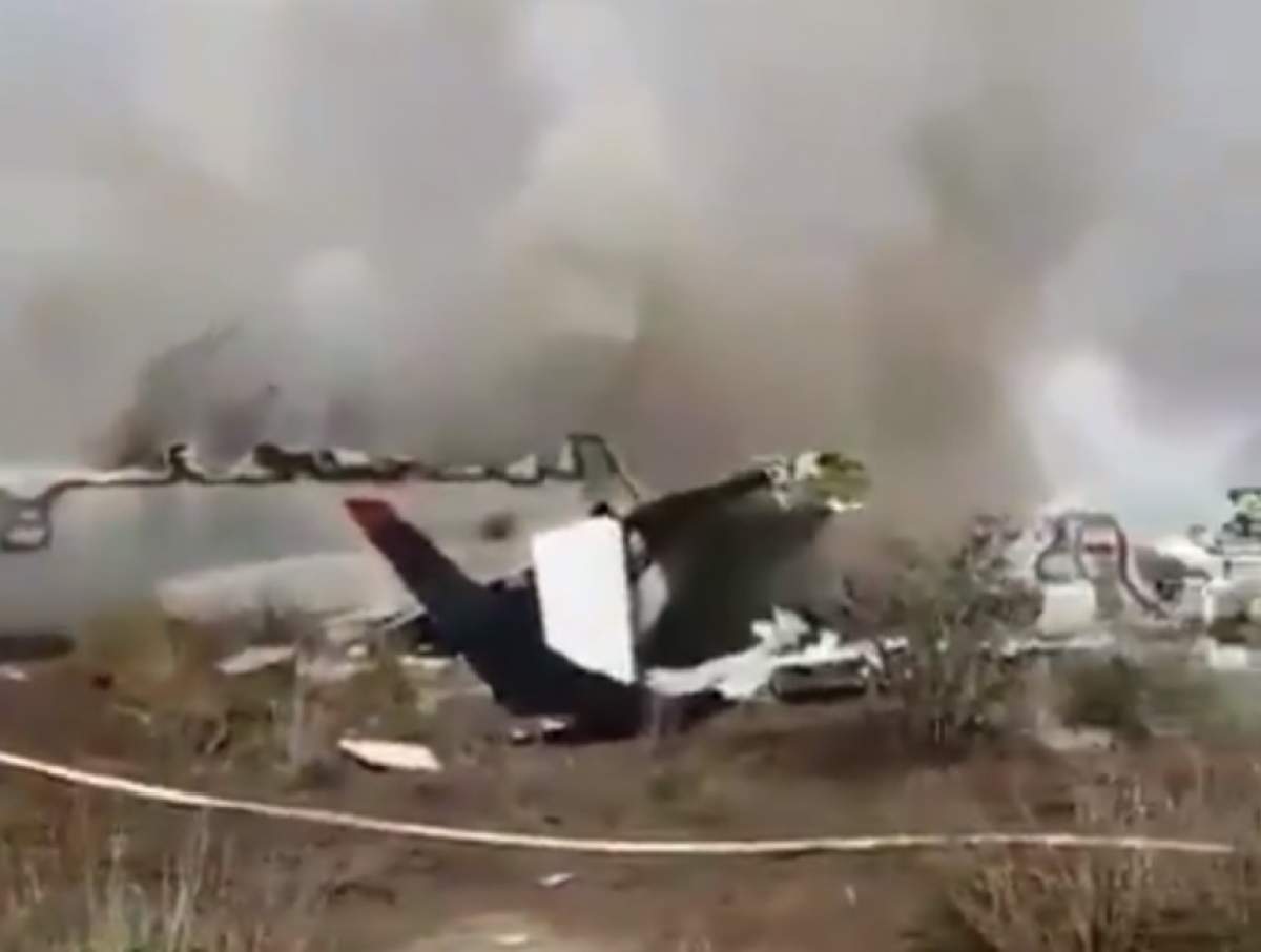 Imagini şocante! Un avion cu peste 100 de persoane la bord s-a prăbuşit