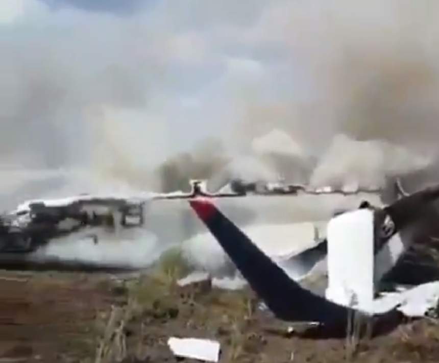 Imagini şocante! Un avion cu peste 100 de persoane la bord s-a prăbuşit