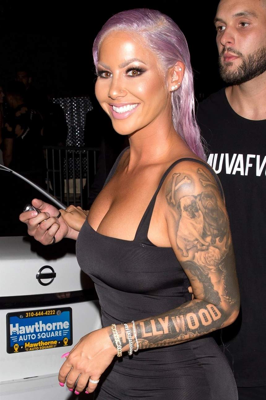 Amber Rose şi-a schimbat radical look-ul! A renunţat la tunsoarea periuţă şi s-a vopsit mov