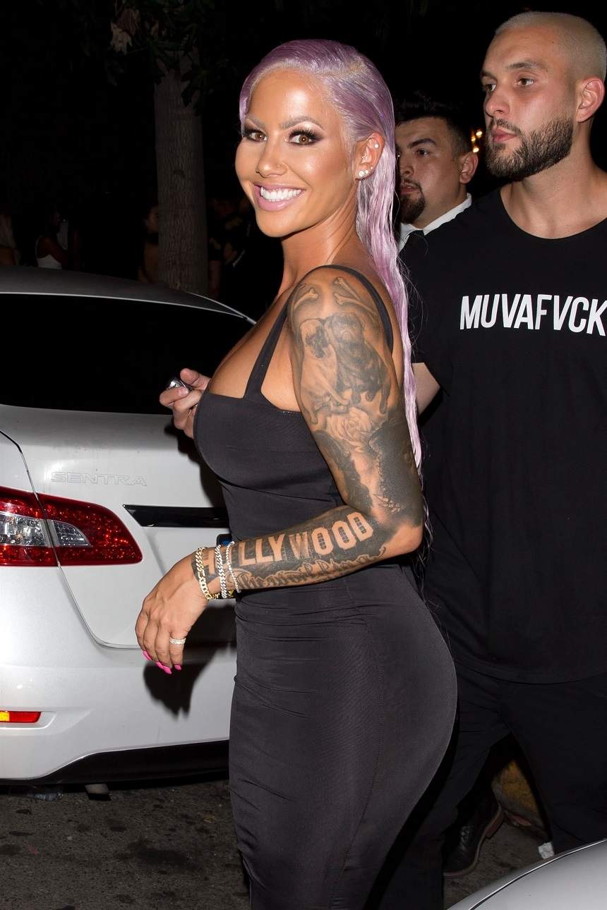 Amber Rose şi-a schimbat radical look-ul! A renunţat la tunsoarea periuţă şi s-a vopsit mov