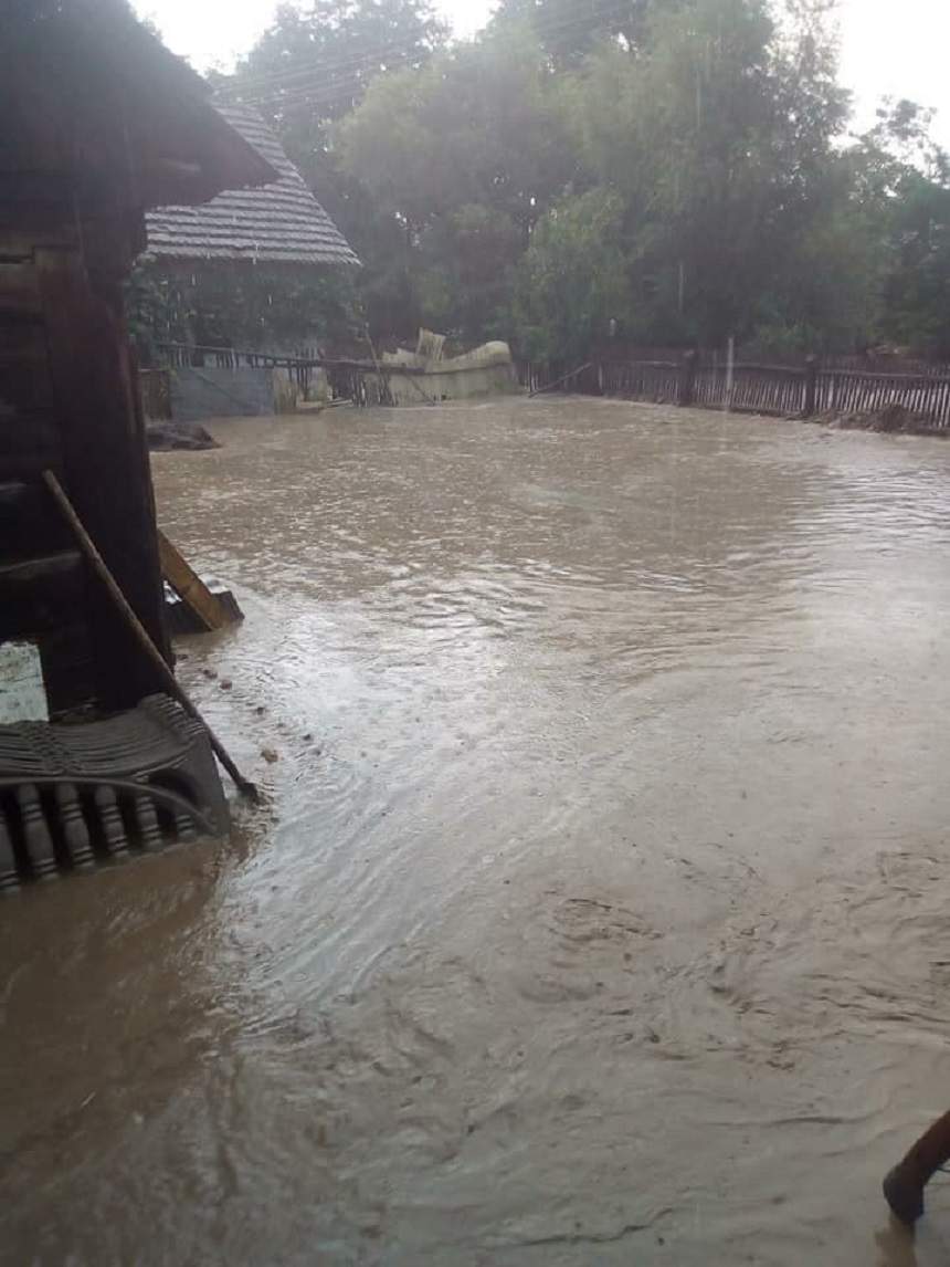 FOTO / Ploile torențiale au făcut ravagii în toată țara! Inundațiile au spulberat agoniseala de-o viață a oamenilor