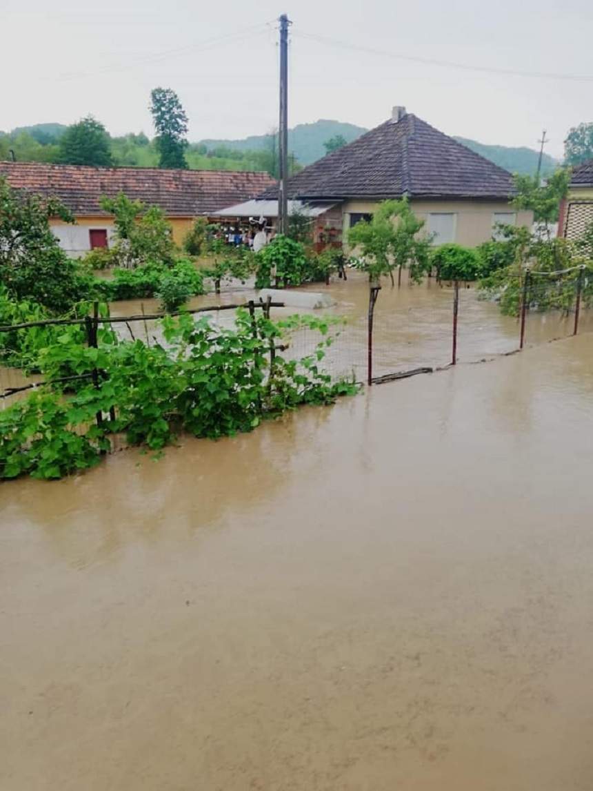 FOTO / Ploile torențiale au făcut ravagii în toată țara! Inundațiile au spulberat agoniseala de-o viață a oamenilor