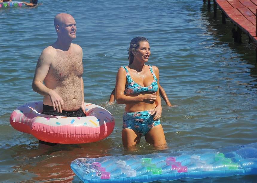 FOTO / Cântăreața cunoscută, show acvatic, în vacanță! Un angajat i-a ținut colacul de salvare în timpul dezmățului