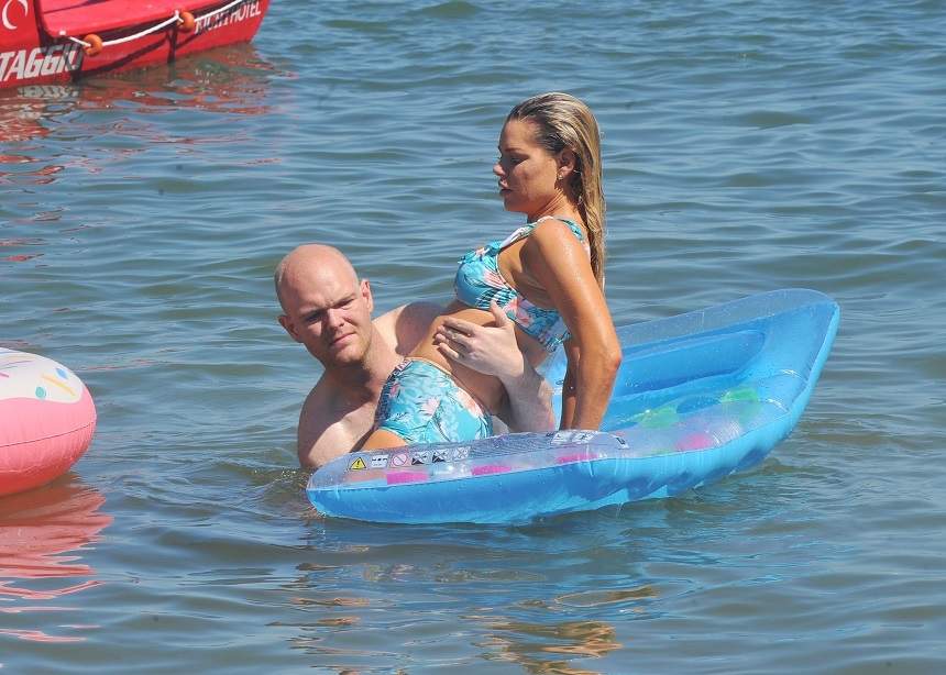 FOTO / Cântăreața cunoscută, show acvatic, în vacanță! Un angajat i-a ținut colacul de salvare în timpul dezmățului