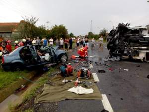 Imagini dramatice. Trei persoane au murit în Timiş după ce maşina lor a fost spulberată de un TIR