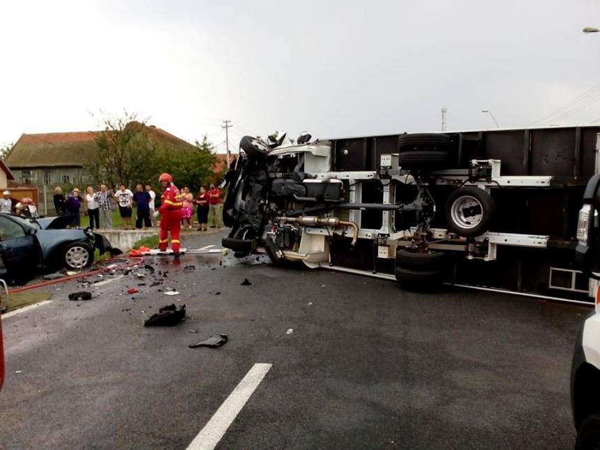 Imagini dramatice. Trei persoane au murit în Timiş după ce maşina lor a fost spulberată de un TIR