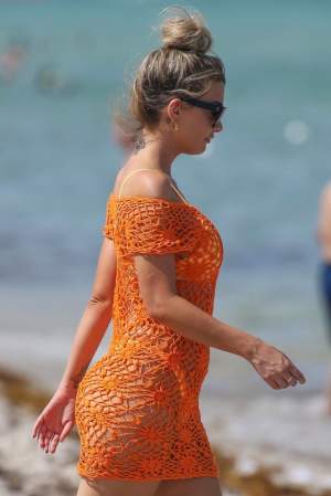 FOTO / A făcut furori la plajă într-o rochie prin care se vedea tot. Celebrul model a întors toate privirile