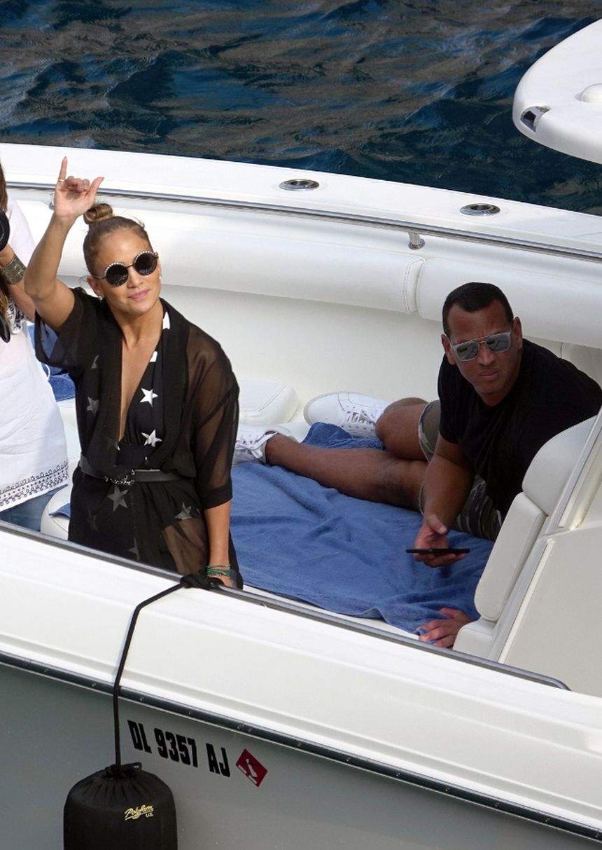 FOTO / Jennifer Lopez şi Alex Rodriguez, vacanţă de cinci stele în Capri. Cum se distrează cei doi departe de ochii curioşilor