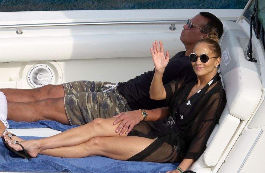 FOTO / Jennifer Lopez şi Alex Rodriguez, vacanţă de cinci stele în Capri. Cum se distrează cei doi departe de ochii curioşilor