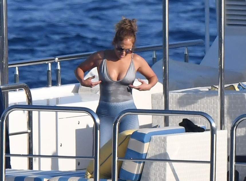 Jennifer Lopez, bombă sexy la 49 de ani! Şi-a atins sânii în văzul tuturor