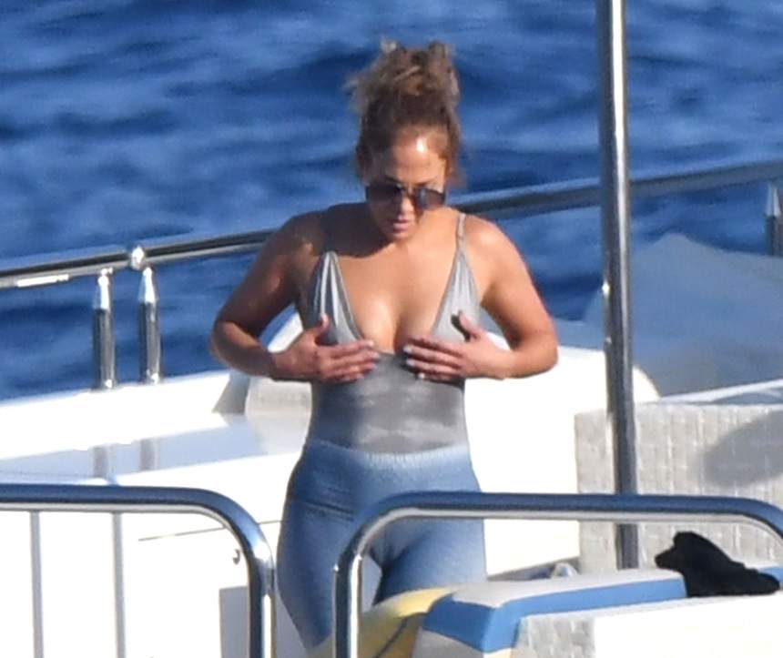 Jennifer Lopez, bombă sexy la 49 de ani! Şi-a atins sânii în văzul tuturor