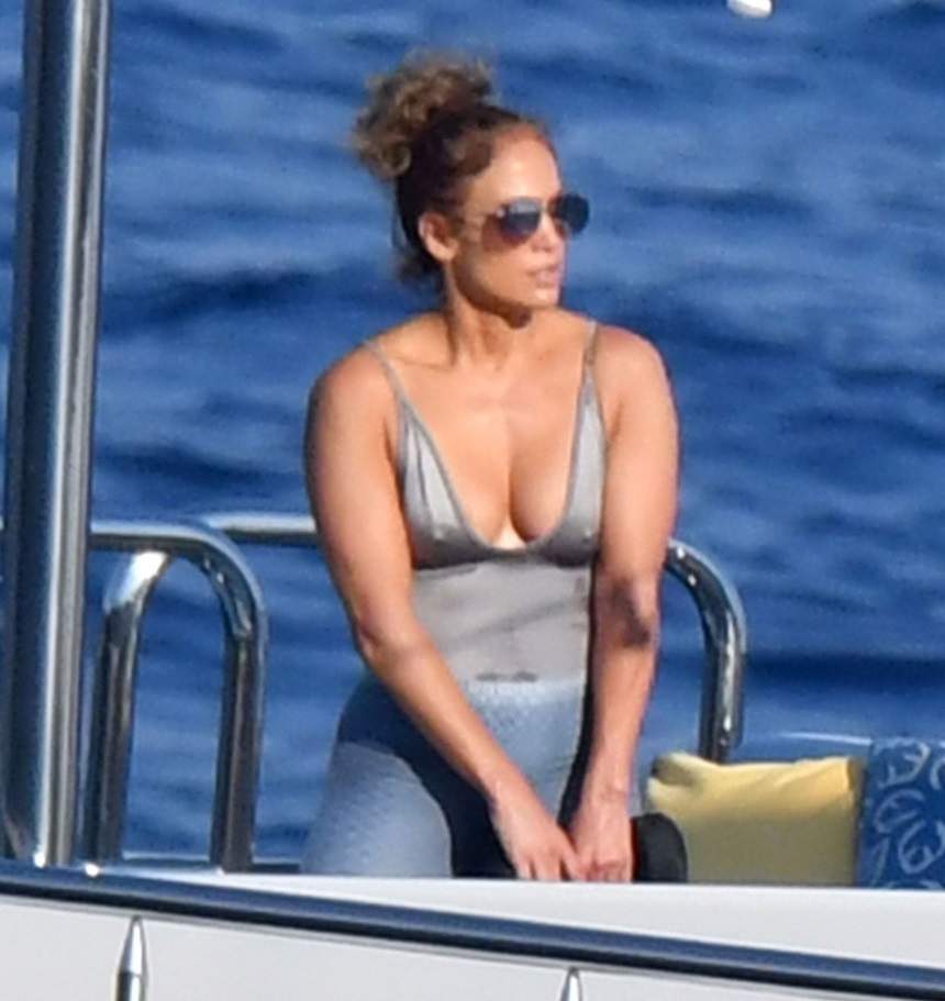 Jennifer Lopez, bombă sexy la 49 de ani! Şi-a atins sânii în văzul tuturor