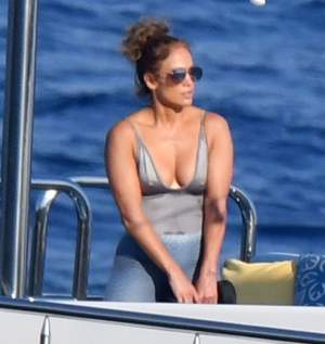 Jennifer Lopez, bombă sexy la 49 de ani! Şi-a atins sânii în văzul tuturor
