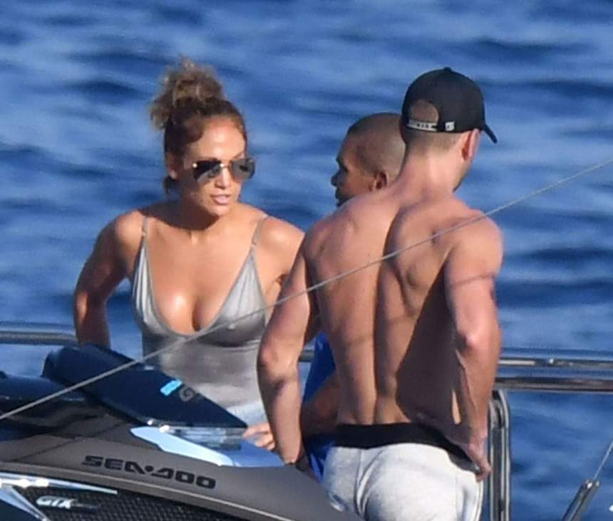 Jennifer Lopez, bombă sexy la 49 de ani! Şi-a atins sânii în văzul tuturor