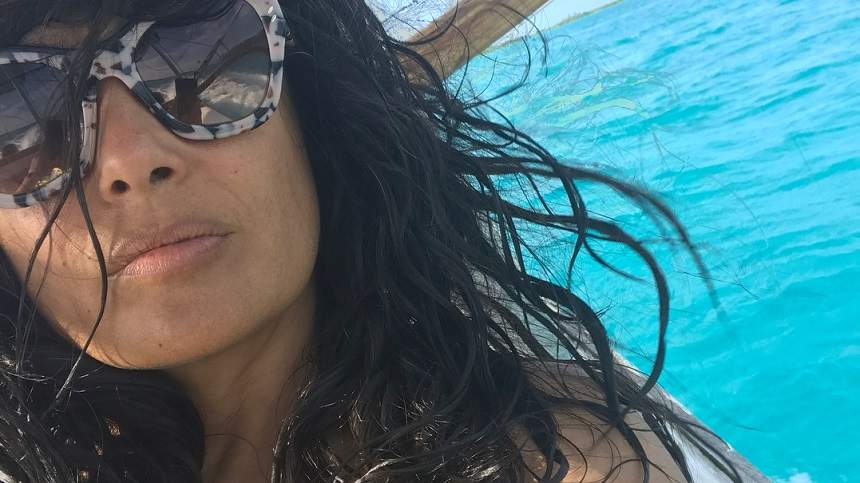 FOTO / Salma Hayek și-a etalat trupul de zeiță, pe plajă. Incredibil cum poate să arate actrița, la vârsta de 51 de ani