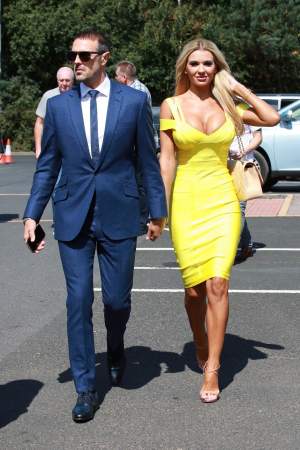 FOTO / Comediant celebru, cu soția la plimbare pe străzile din Anglia. Toți și-au dat coate când au văzut decolteul amețitor al blondei