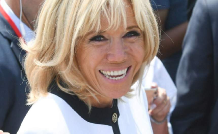 FOTO / Brigitte Macron, în costum de baie la 65 de ani, pe jet ski! Prima doamnă a Franței își "trădează" vârsta