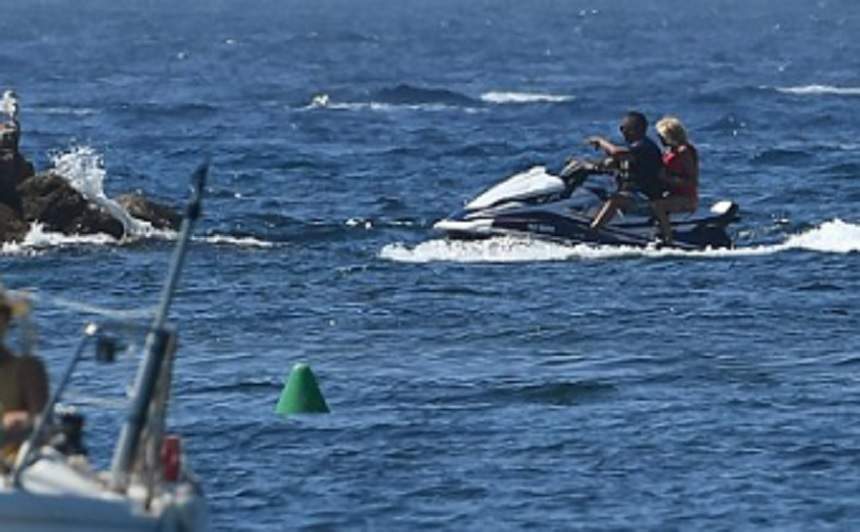 FOTO / Brigitte Macron, în costum de baie la 65 de ani, pe jet ski! Prima doamnă a Franței își "trădează" vârsta