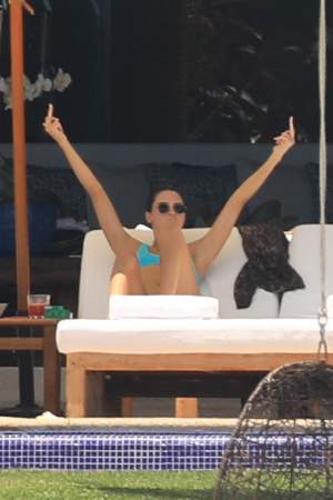 FOTO / Kendall Jenner, gesturi obscene pentru paparazzi, când a observat că este "filată". Modelul a întrecut orice limită