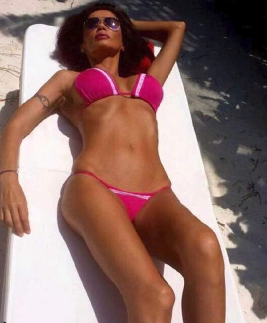 FOTO / Oana Zăvoranu a atras toate privirile la piscină! A purtat un costum de baie cu bikini minusculi