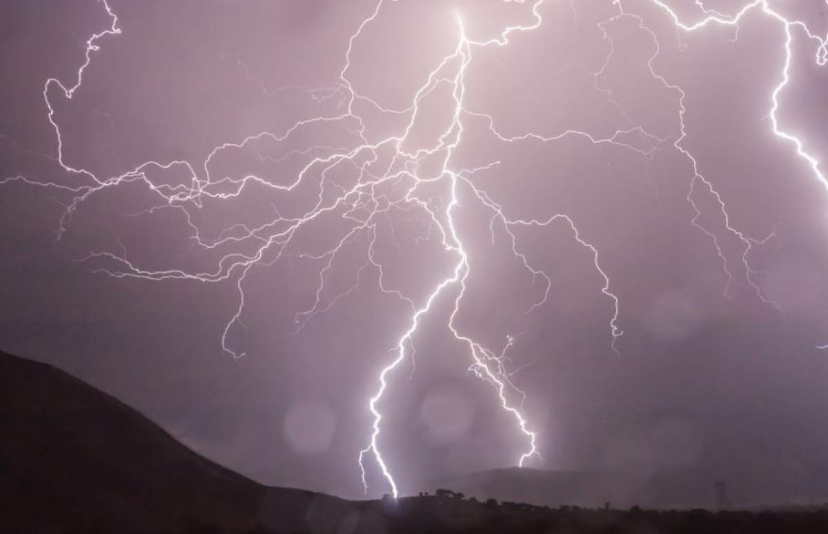 UPDATE / Furtuni şi vijelii până vineri noapte. Anunţul făcut de meteorologi!