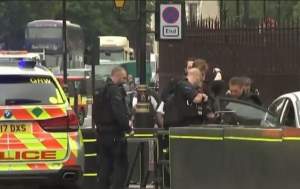 VIDEO / Incident terorist la Londra. Imagini şocante cu momentul în care un şofer intră cu maşina în pietoni, în fața Parlamentului