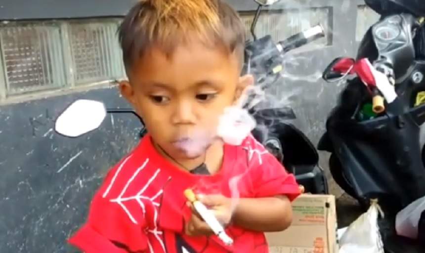 Are doi ani, dar fumează 40 de țigări pe zi: "O ia razna dacă nu îi dăm"