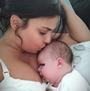 FOTO / Andreea Popescu, fotografie din intimitatea de mamă. Le-a arătat tuturor cum își alăptează fiul