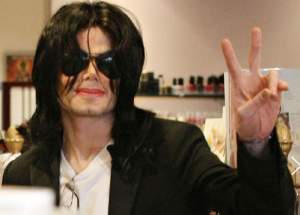 FOTO / Angajatele unui salon de înfrumusețare au înghețat de spaimă când au crezut că le-a vizitat chiar Michael Jackson! Cine era personajul