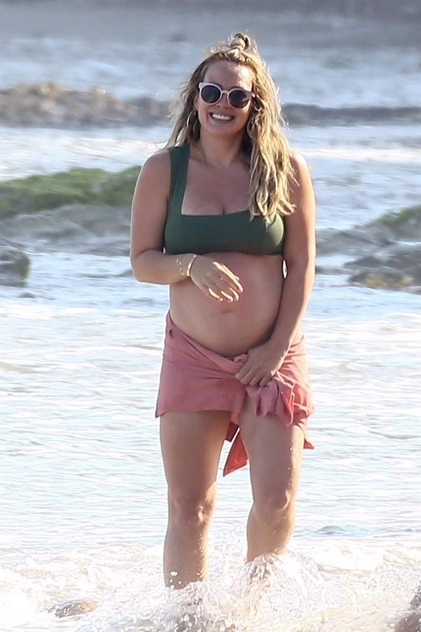 FOTO / Cu burta la gură, a mers la distracție pe plajă! Hilary Duff și-a etalat burtica de gravidă, într-un costum de baie micuț