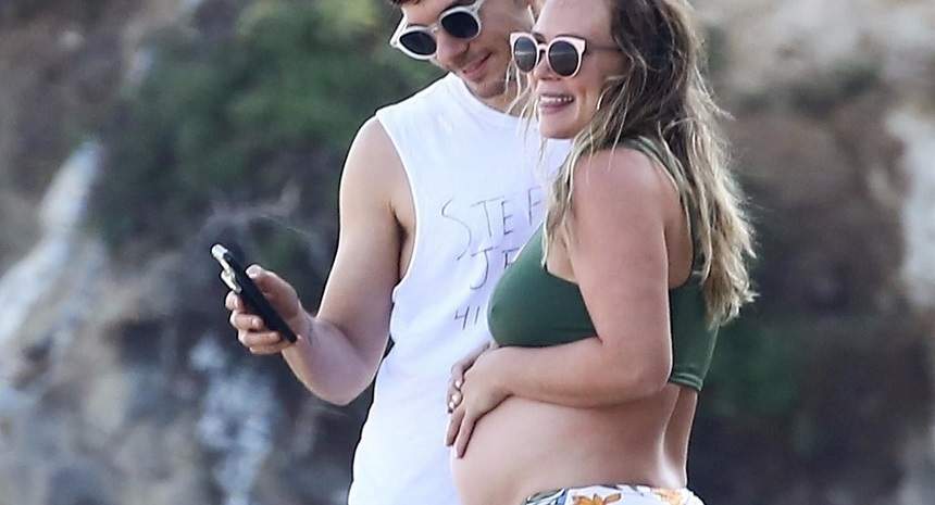 FOTO / Cu burta la gură, a mers la distracție pe plajă! Hilary Duff și-a etalat burtica de gravidă, într-un costum de baie micuț