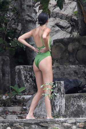 FOTO / Kendall Jenner, show incediar pe plajă. S-a pozat în costum de baie şi toate privirile s-au întors asupra ei