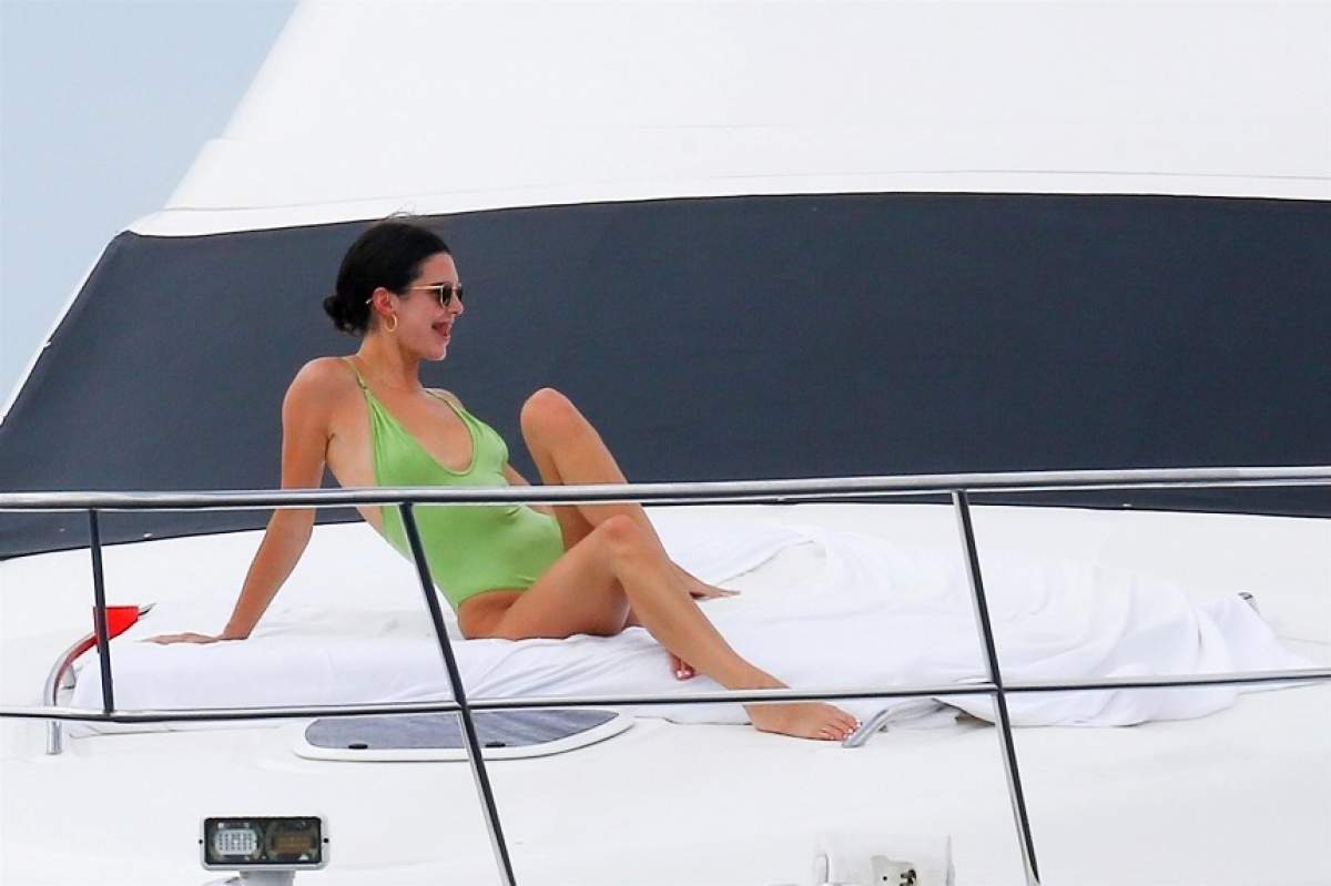 FOTO / Kendall Jenner, show incediar pe plajă. S-a pozat în costum de baie şi toate privirile s-au întors asupra ei