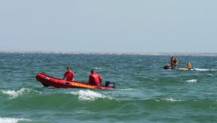 UPDATE / Bărbatul dispărut, după ce a intrat în valuri pentru a salva o femeie, scos din apă fără suflare