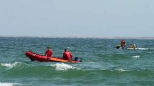 UPDATE / Bărbatul dispărut, după ce a intrat în valuri pentru a salva o femeie, scos din apă fără suflare