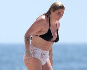 FOTO / Kilogramele în plus nu îi dau deloc pace! Kesha a oripilat turiştii cu apariţia sa pe plajă