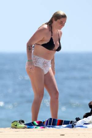 FOTO / Kilogramele în plus nu îi dau deloc pace! Kesha a oripilat turiştii cu apariţia sa pe plajă