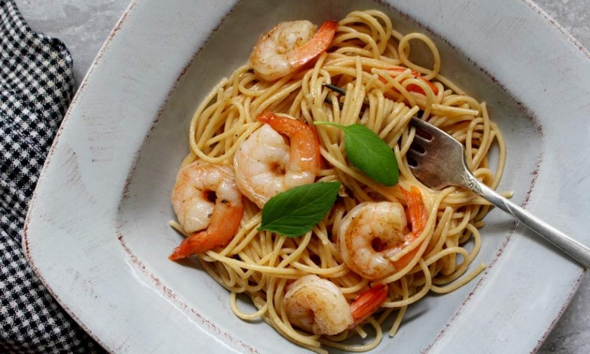 REȚETA ZILEI: Spaghete cu creveți, sos de roșii și usturoi