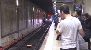 VIDEO / Primele imagini cu momentul în care un bărbat a vrut să se sinucidă la metrou, în staţia Constantin Brâncoveanu
