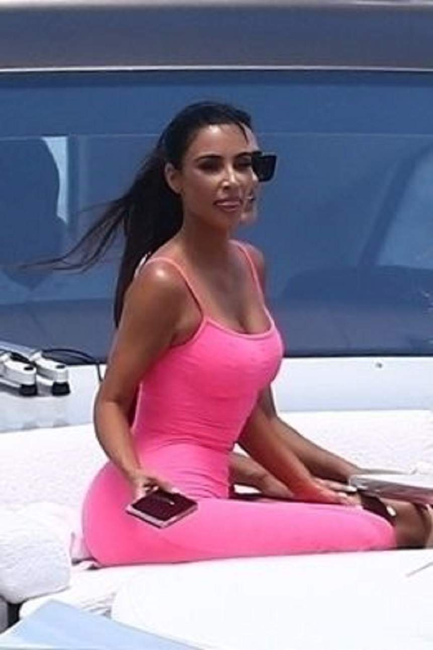 FOTO / Kim Kardashian, trasă prin inel. Posteriorul divei a avut de suferit în urma pierderii kilogramelor în plus