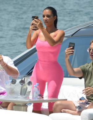 FOTO / Kim Kardashian, trasă prin inel. Posteriorul divei a avut de suferit în urma pierderii kilogramelor în plus