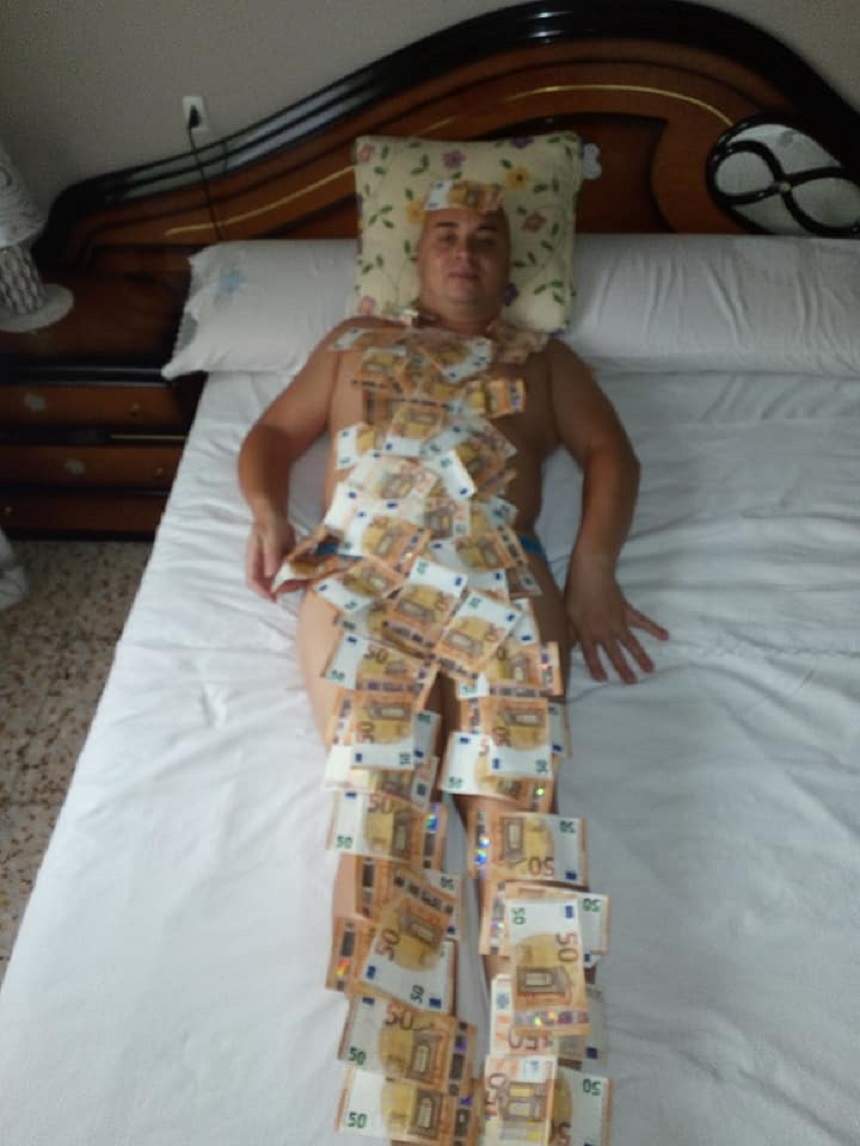 FOTO / Cristi din Banat s-a pozat gol și acoperit de bani: „Dacă atâta te duce mintea...”