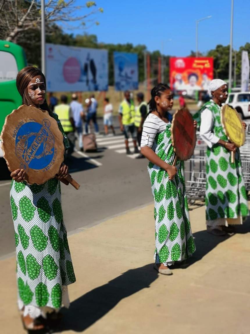 FOTO / Daniela Crudu a descoperit un tip inedit de machiaj în Madagascar. Îi stă bine au ba?