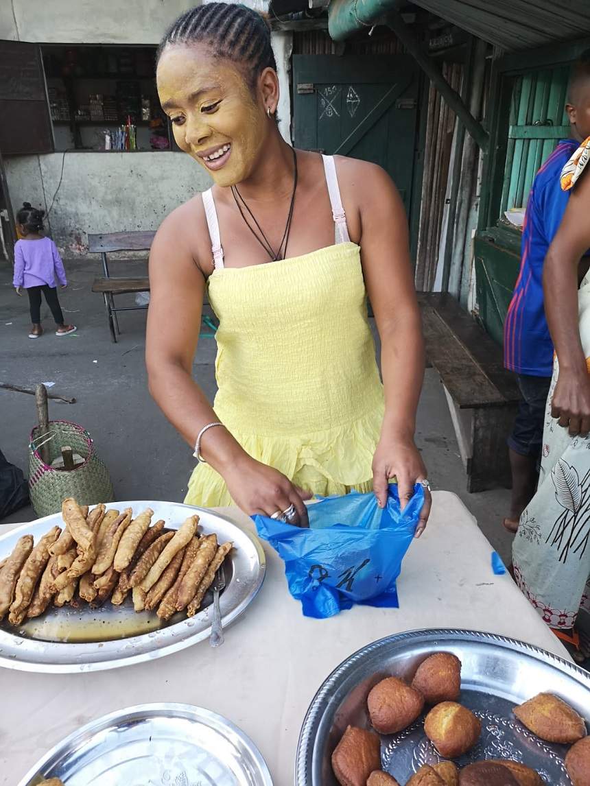 FOTO / Daniela Crudu a descoperit un tip inedit de machiaj în Madagascar. Îi stă bine au ba?