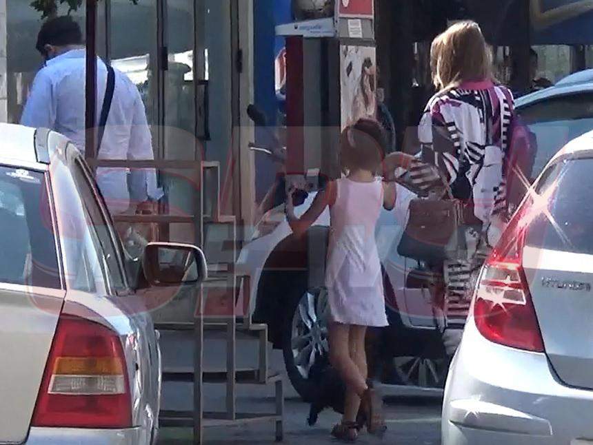 VIDEO PAPARAZZI / A trecut ‎de la găina de companie, la puiul de rotisor. Iată cum îmbină Iulia Albu utilul cu plăcutul!