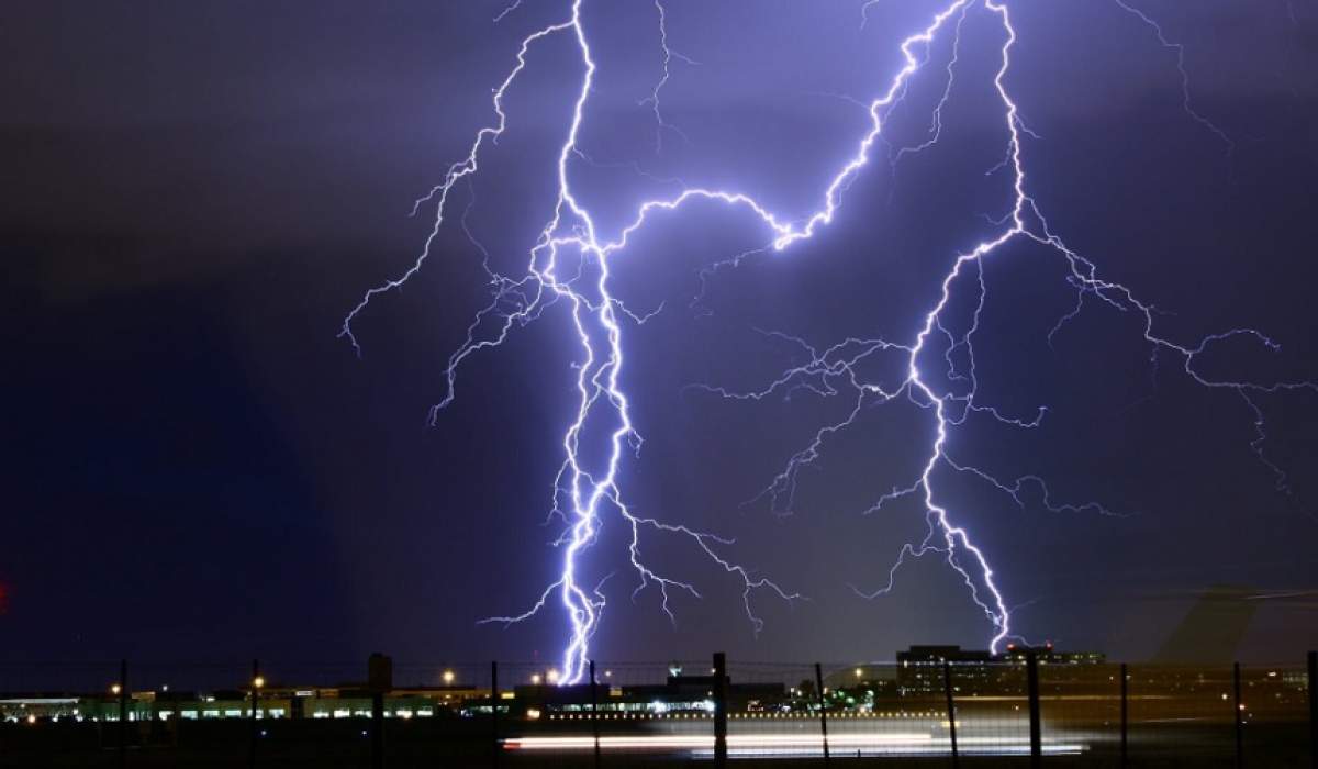UPDATE: Furtunile și ploile pun stăpânire pe România! Meteorologii au emis noi avertismente