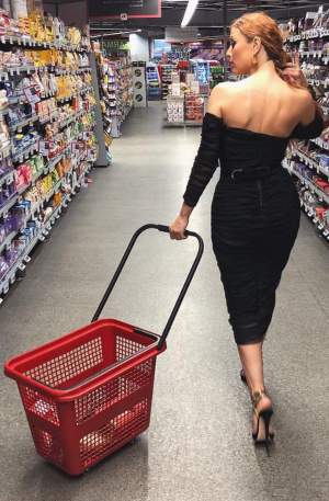 FOTO / Elena Gheorghe a ieşit în miezul nopţii la cumpărături. Cum a putut să apară îmbrăcată