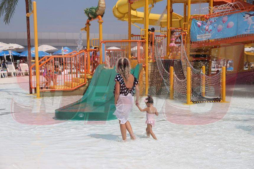 FOTO / Sânziana Buruiană a dat în mintea copiilor! Şi-a dus fetiţa la piscină, dar ea şi-a făcut de cap mai mult